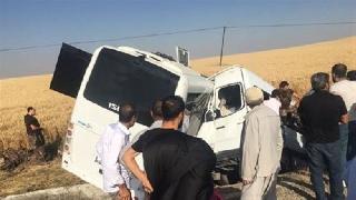 Diyarbakır'da polis midibüsü ile sivil araç çarpıştı: Ölü ve yaralılar var
