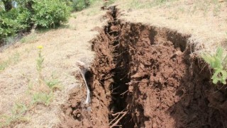 Bingöl'de esrarengiz dev yarıklar oluştu!