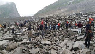 Heyelan ve devasa kayalar köyü yuttu, 141 kişi kayıp!