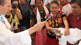 Belediye başkanı timsahla evlendi