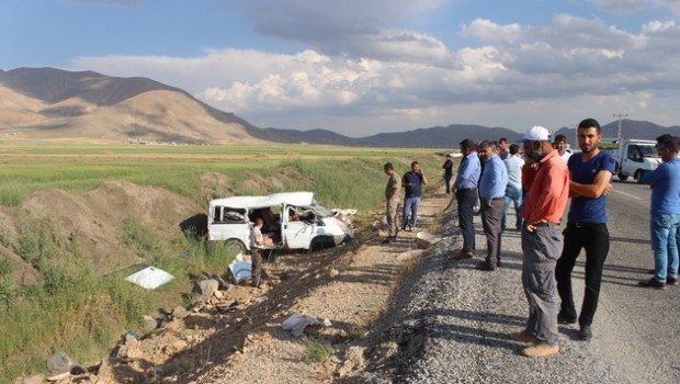 Van'da minibüs şarampole yuvarlandı: 2 ölü, 4 yaralı...