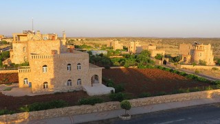 Avrupa'yı bırakıp Midyat'a döndüler