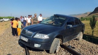 Muş’ta tren otomobile çarptı: 6 yaralı