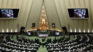 İranlı milletvekili polisin burnunu kırdı