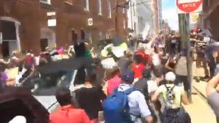 ABD’de otomobil göstericilerin arasına daldı: Yaralılar var