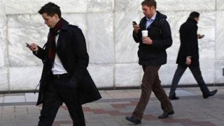 Yürürken telefon kullanana para cezası