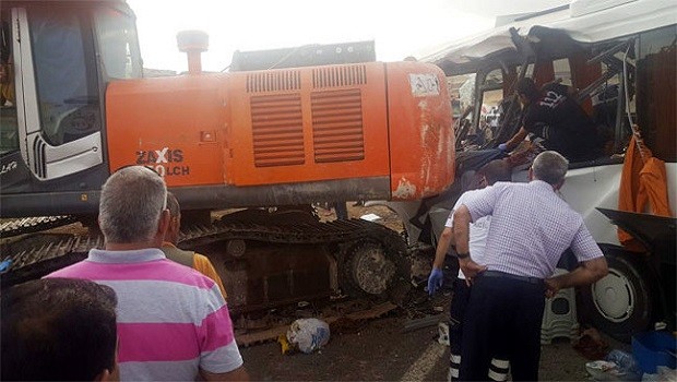 Ağrı'da vinç, midibüsün üzerine düştü: Çok sayıda ölü ve yaralı var