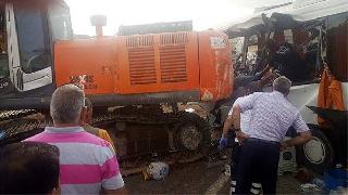 Ağrı'da vinç, midibüsün üzerine düştü: Çok sayıda ölü ve yaralı var