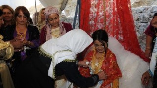 5 bin kişilik aşiret düğününde gelin altınları taşıyamadı