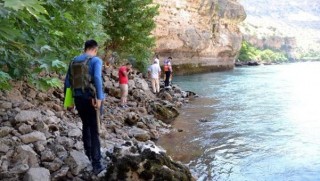 Otomobil Botan Çayı'na uçtu: 1 yaralı, 1 kayıp