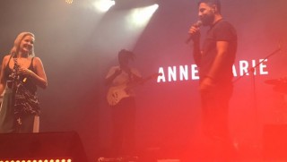 Cizreli Mehmet ile Anne Marie sahnede düet yaptı