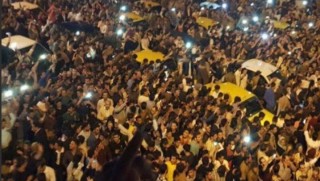 İran, Referandum'u kutlayanları tutukluyor!