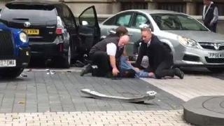 Londra'da araç kalabalığın arasına daldı! Yaralılar var...