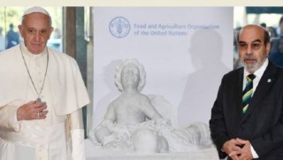 Papa BM'ye Alan Kurdi'nin heykelini hediye etti