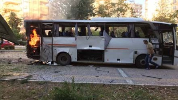 Mersin'de polis servis aracına bombalı saldırı!