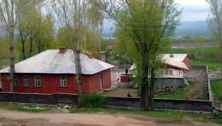 Muş'ta Okul bahçesindeki ağaç devrildi: 1 öğrenci öldü, 3 öğrenci yaralı.