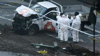 New York'ta kamyonet yayaların içine daldı!