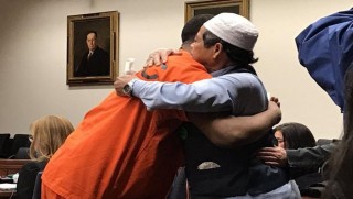 Oğlunun katilini mahkeme salonunda affetti