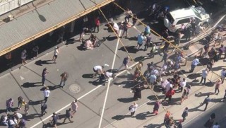 Avustralya'da bir araç kalabalığın içine daldı