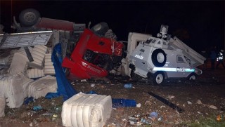 TIR, polis kulübesinin üzerine devrildi