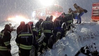 Erzurum'da İran plakalı yolcu otobüsü devrildi: 20 yaralı