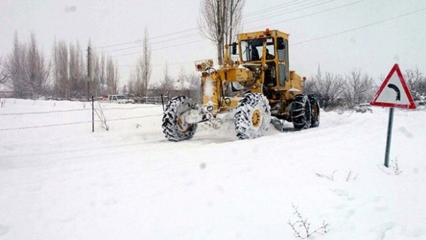 99 yerleşim birimi kar ve tipiden ulaşıma kapandı