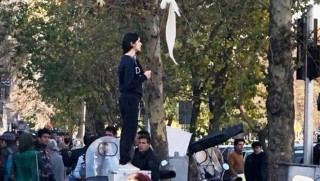 İran'da başörtüsünü çıkaran 29 kişi tutuklandı 