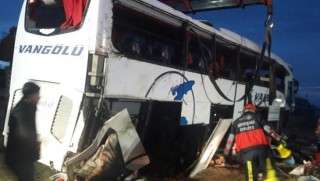 Van'da yolcu otobüsü devrildi: 2 ölü, 21 yaralı