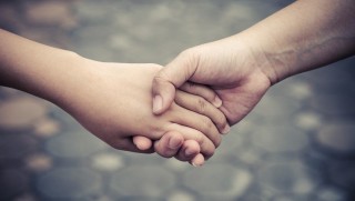 El ele tutuşmak acıyı azaltıyor