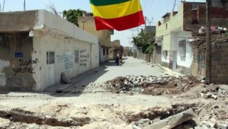 Uluslararası güçlerin terörist ilan ettiği bir yapı ile Kürt halkı terörize edilmemelidir