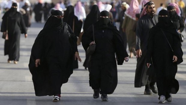 Suudi Arabistan'da kadınların çarşaf giyme zorunluluğu kalkıyor