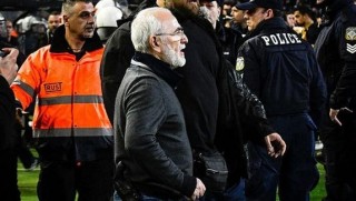 Sahaya silahla giren PAOK Başkanı'na rekor ceza