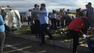 Diyarbakır'da minibüs ve otomobil çarpıştı: 25 yaralı