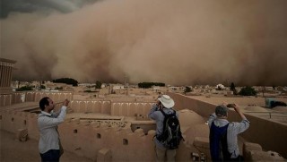 İran'daki devasa kum fırtınası... Şehri yuttu!