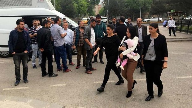 Ayşe Öğretmen bebeğiyle cezaevine girdi