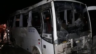 Yolcu midibüsü devrildi: 30 yaralı