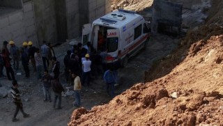 Yüksekova'da inşaat iskelesi çöktü: Ölen ve yaralanan işçiler var