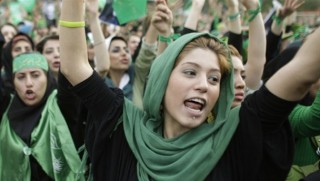 İran'da devlet kadınlar karşısında pes etti