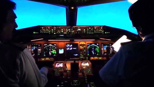 Uçak havadayken pilotlar birbirine girdi