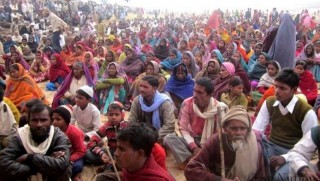 Hindistan'da 7 kişilik aile yoksulluktan intihar etti 