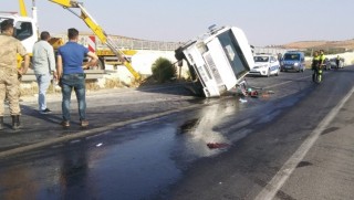Antep’te işçi servisi devrildi: Çok sayıda yaralı var