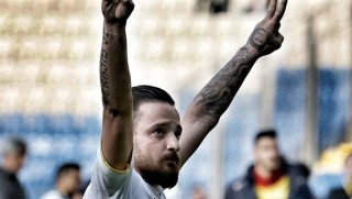 Deniz Naki: Türkiye'de futbol siyasetin kontrolünde