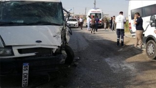 Van’da 2 minibüs kafa kafaya çarpıştı