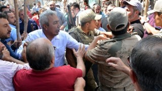 İki ailenin üyelerine linç girişimi