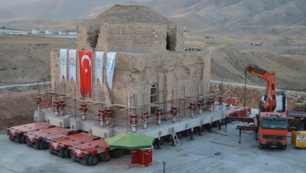 Hasankeyf'te taşınan Artuklu Hamamı yeni yerine indiriliyor