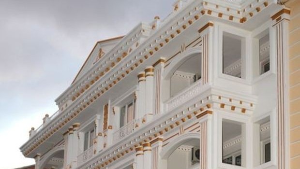 Malatya’da altın kaplamalı apartman görenleri hayrete düşürüyor