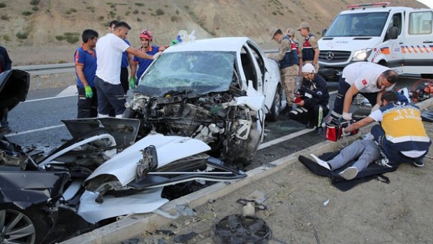 Erzincan'da feci kaza! Çok sayıda ölü ve yaralı var