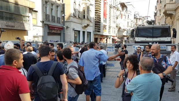 Cumartesi Anneleri'ne yine engel