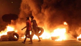 Basra'da Şii parti binaları ateşe verildi... Protestolar şiddetleniyor!