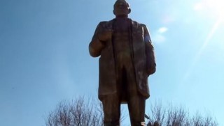 İmamlar topladıkları parayla Lenin heykelini restore ettirdi